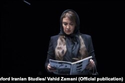 مژده شمسایی در اجرای نمایش «چهارراه» در دانشگاه استنفورد آمریکا در سال ۱۳۹۷