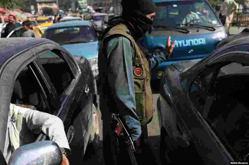 Egy tálib fegyveres irányítja a forgalmat Kabul utcáin szeptember 4-én