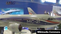 В 2010 году Россия представила в Фарнборо модель самолёта MC-21. В 2017 ожидался выпуск первого "серийного" самолёта