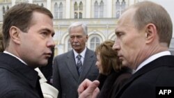 Dmitrz Medvedev i Vladimir Putin
