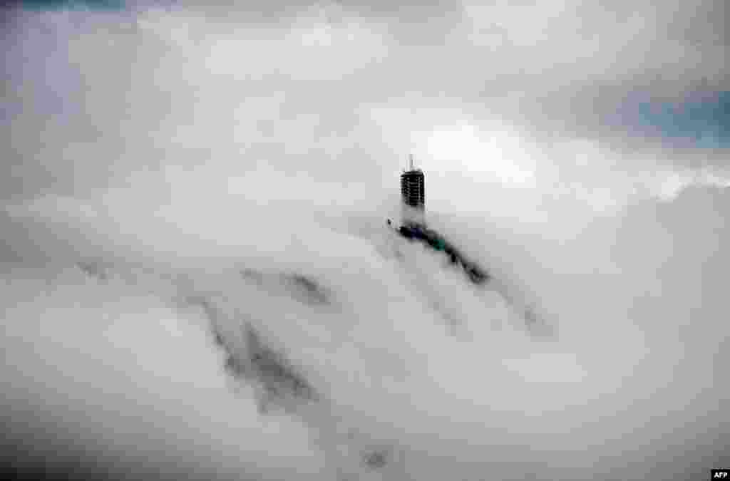 Отель Humboldt в тумане. Построенный в 1956 году в Каракасе отель является символом венесуэльской архитектуры и одним из главных ориентиров в столице Венесуэлы. 