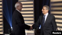 مناظره تلویزیونی عمرو موسی (راست) و عبدالمنعم ابوالفتوح از اعضای ارشد اخوان المسلمين برای انتخابات ریاست جمهوری مصر 