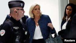Marine Le Pen, liderul extremei drepte și membru al parlamentului din partea Rassemblement National (RN), părăsește tribunalul în ziua pronunțării verdictului într-un proces privind deturnarea fondurilor UE, alături de alți 24 de acuzați și partidul RN, la Paris, 31 martie 2025.