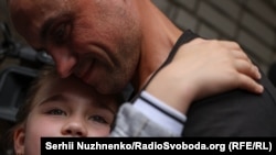 Ще 303 захисники України вдома: великий обмін «1000 на 1000» (Фоторепортаж)