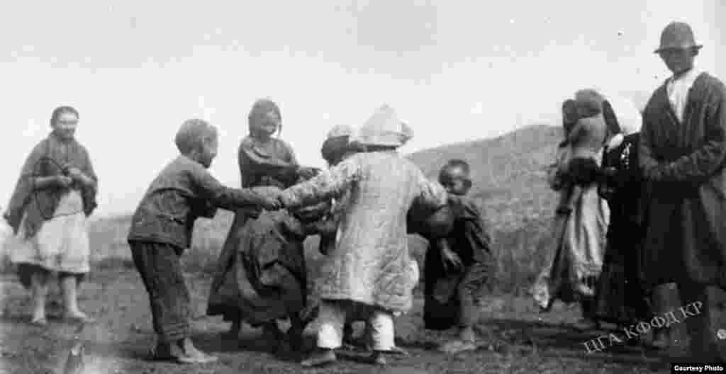 Кыргыз балдары ойноп жатат. 1928-жыл.&nbsp;