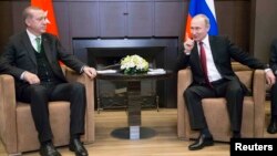 Реджеп Таїп Ердоган (л) і Володимир Путін у Сочі, Росія, 3 травня 2017 року