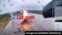 Скріншот із відео ударів СБУ по літаках стратегічної авіації Росії на аеродромі «Біла» («Бєлая», російською «Белая») в Іркутській області РФ, що межує з Монголією. 1 червня 2025 року