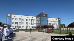 Алийма Ташиева атындагы оорукананын имараты. 