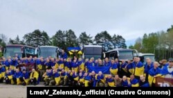 По данным украинского президента, военные содержались в разных российских регионах, «заключенные в тюремную систему с единственной задачей: издевательство и уничтожение человечности».