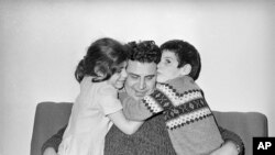 Теодоракис с децата си, след като е освободен от затвора през януари 1968 г. Той излежава 5 месеца зад решетките по обвинение за опит за преврат срещу военната хунта.