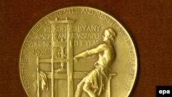 Так виглядає золота Пулітцерівська медаль