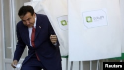Президент Міхеїл Саакашвілі під час голосування в Тбілісі