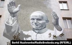 Мурал із зображенням папи Римського Івана Павла Другого на вулиці Іоанна Павла ІІ в Києві, 15 жовтня 2017 року