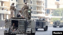 Soldații armatei libaneze patrulează, după ce mai multe focuri de armă au izbucnit în timpul unui protest din Beirut, Liban, 14 octombrie 2021.