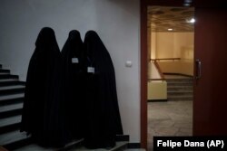 A tálibokat támogató női tüntetők a kabuli egyetem egyik előadója mellett, 2021. szeptember 11-én.