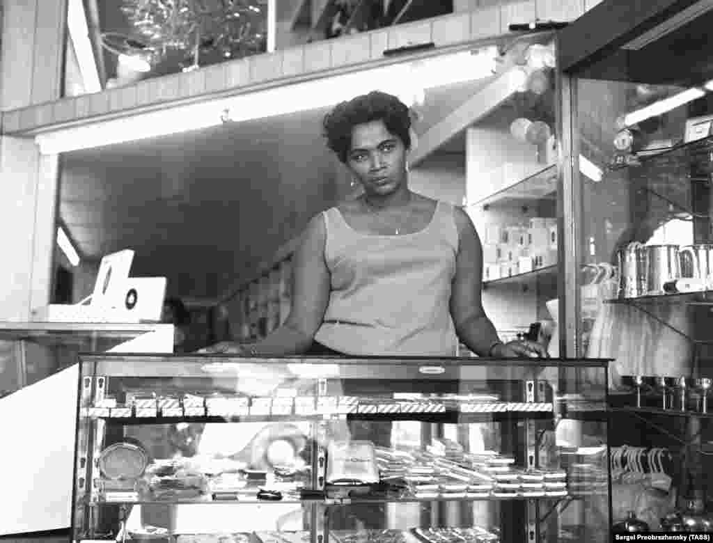 Продавчиня у крамниці на острові Сент-Томас у США, Віргінські острови, 1967 рік