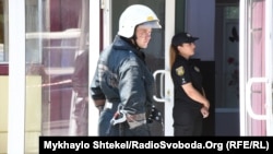 Тіло знайшли, коли розбирали конструкції під час проведення слідчих дій