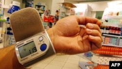 34% опитаних, згідно з дослідженням, звертаються до лікарів, а 6,4% українців користуються порадами фармацевтів у випадку захворювання