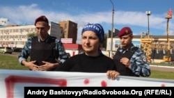 Активісти «Демократичного альянсу» проводять акцію вздовж дороги, по якій їхатиме кортеж президента Віктора Януковича, Київ, 3 червня 2013 року. Міліція перешкоджає проводити пікет. 