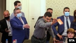 Депутатът от ГЕРБ Станислав Говедаров размахва тест за наркотици по вземе на изслушването на бизнесмена Светослав Илчовски