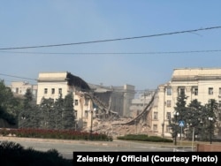 Розбита російськими авіаударами будівля Херсонської обласної державної адміністрації, червень 2025 року