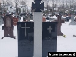 Фото інтернет-видання «Історична правда». Світлина могили Аверкія Гончаренка, зроблена за сприяння Володимира Базарка