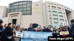 Абактагы укук коргоочуларды коргогон демонстрация. Стамбул, 25-октябрь, 2017-жыл.