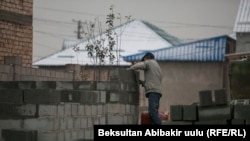 Бишкекчанин строит забор для своего дома. Иллюстративное фото.