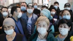 Новосибирскидеги аэропортто калган кыргыз мигранттары.