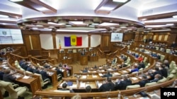 Deputaţii în noua sală de şedinţe în plen