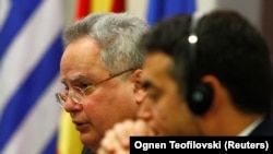 Ministri i Jashtëm i Maqedonisë, Nikola Dimitrov (djathtas) dhe homologu i tij grek Nikos Kotzias, në Shkup, 23 mars 2018.