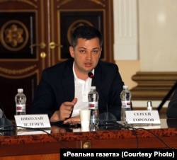 Майбутній керівник луганського філіалу компанії «Внешторгсервис» Сергій Горохов під час «з’їзду підприємців» за участі ватажка угруповання «ЛНР» Валерія Болотова. Луганськ, травень 2014 року