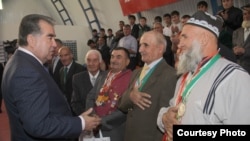 Президент Рахмонду тоскон тажик аксакалдары