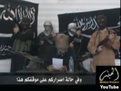 Боевики группировки «Джунд аль-Халифат» («Солдаты Халифата») читают заявление с угрозами в адрес правительства Казахстана. Кадр с видео, размещенного на сайте «Ютуб».