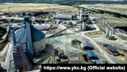 Кыргызстандагы цемент заводдорунун бири. Иллюстрациялык сүрөт.