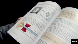 Konačni izvještaj Holandskog odbora za sigurnost (DSB/OVV) o obaranju leta MH370 Malaysia Airlinesa objavljen tokom konferencije za novinare, u Gilze Rijen, Holandija, 13. oktobra 2015.