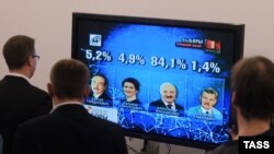 Результаты выборов президента Белоруссии на экране в здании ЦИК