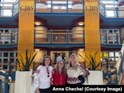 Біженка з колегами в університеті