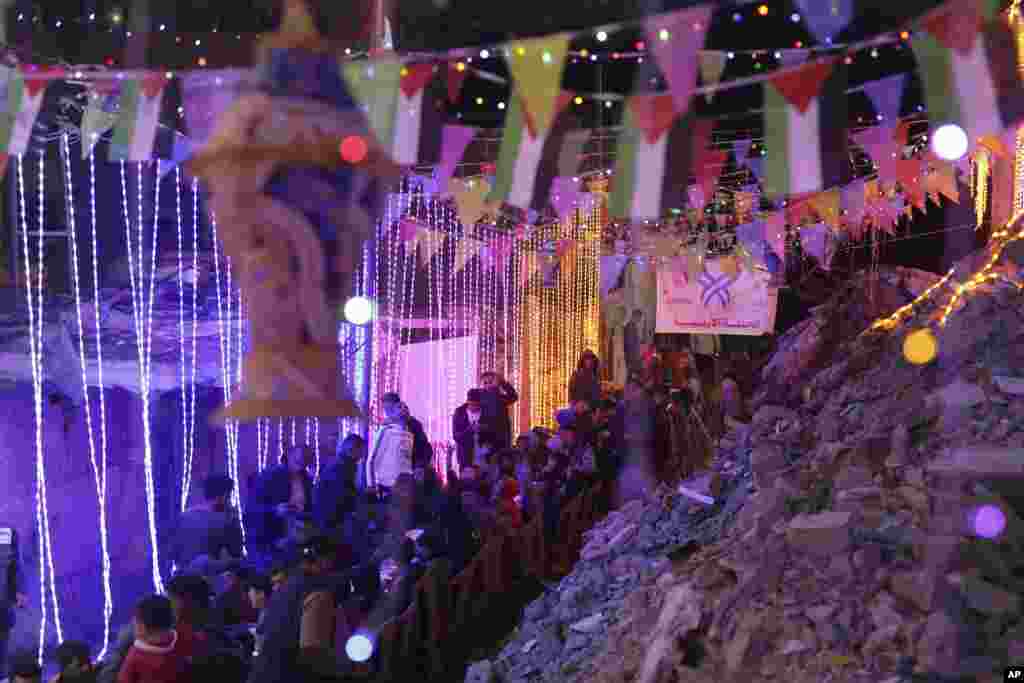 Zbukurime me drita pranë shtëpive të shkatërruara të palestinezëve në Han Junis për muajin e shenjtë të Ramazanit.