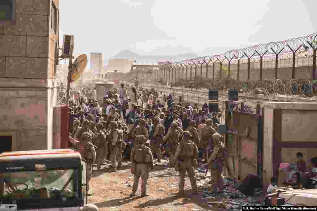 Infanteriști marini americani oferă asistență la un punct de control al aeroportului.