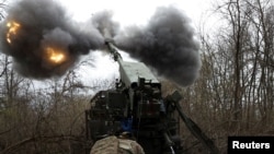 Артилерист НГУ 3-ї оперативної бригади «Спартан» веде вогонь із української самохідної гаубиці «Богдана», Донецька область, 6 квітня 2025 року