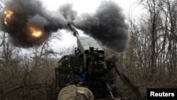 Український артилерист із 3-ї оперативної бригади НГУ «Спартан» веде вогонь із самохідної гаубиці «Богдана» в Донецькій області, 6 квітня 2025 року