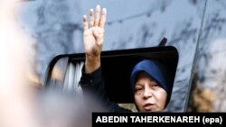 Faize Hašemi pozdravlja pristalice i ljude koji su prisustvovali sprovodu njenog oca, Akbara Hašemija Rafsanjanija, u Teheranu 10. januara 2017. Suočila se s pritiskom zbog kritikovanja sistema koji je njen otac pomogao uspostaviti.