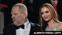 Голлівудський продюсер Гарві Вайнстайн разом із дружиною. Канни, травень 2016 року