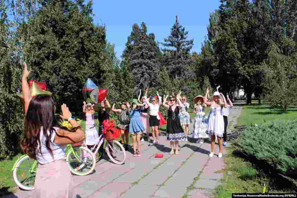 Танцювальна розминка перед початком велопробігу