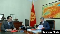 Temir Jumakadyrov (left), a Kyrgyz deputy prime minister killed in a car accident on October 7, meeting with Kyrgyz President Almazbek Atambaev in 2015.