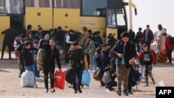 گروهی از مهاجران افغان پس از اخراج از ایران در نقطه صفر مرزی، اسفند ۱۴۰۳