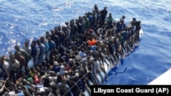 Migranti na brodu u blizini glavnog grada Libije, arhivska fotografija 
