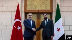 Turski ministar vanjskih poslova Hakan Fidan rukuje se s Ahmadom al-Sharaom, ranije poznatim kao Abu Mohammed al-Golani tokom njihovog sastanka u Damasku, Sirija, 22. decembra 2024. 