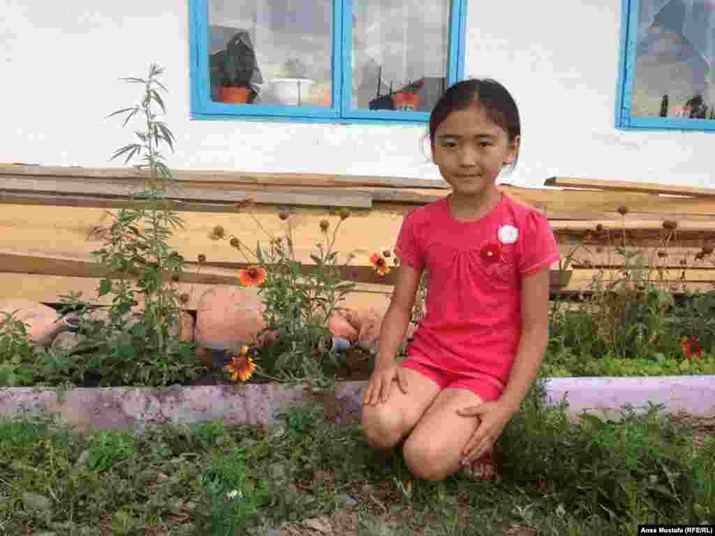 Бұл &ndash; Алмагүлдің тоғыз жасар кенже қызы Зере. Шешесі бұның төрт айлық кезінде манежге жатқызып, маса шақпас үшін тюльге орап қойып, жұмысын істеуге мәжбүр болыпты. Зере өте еңбекқор, тіл алғыш бала екен; анасының қабағына қарап, айтқанын екі етпей, зыр жүгіріп көмектесіп жүрді. Осы жерді ұнататынын, суға түскенді жақсы көретінін айтып берді. Достары да жиі ауысып тұрады екен. Демалуға үш-төрт күнге келген балалармен тез тіл табысып, кеткенде қол бұлғап қала береді. Өзі әнді өте жақсы айтады екен, түрлі байқауда жүлдегер де болып үлгеріпті. Ән үйрететін ұстазы жоқ, ұнатқан өлеңдерін интернеттен ұялы телефонына жазып алып, үйренеді екен.